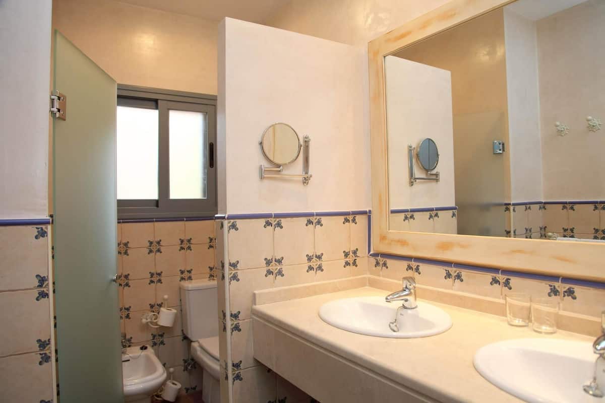 bungalow (2 people) | bathroom | shower, hair dryer, bidet, towels