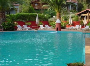 Piscine extérieure, parasols de plage, chaises longues