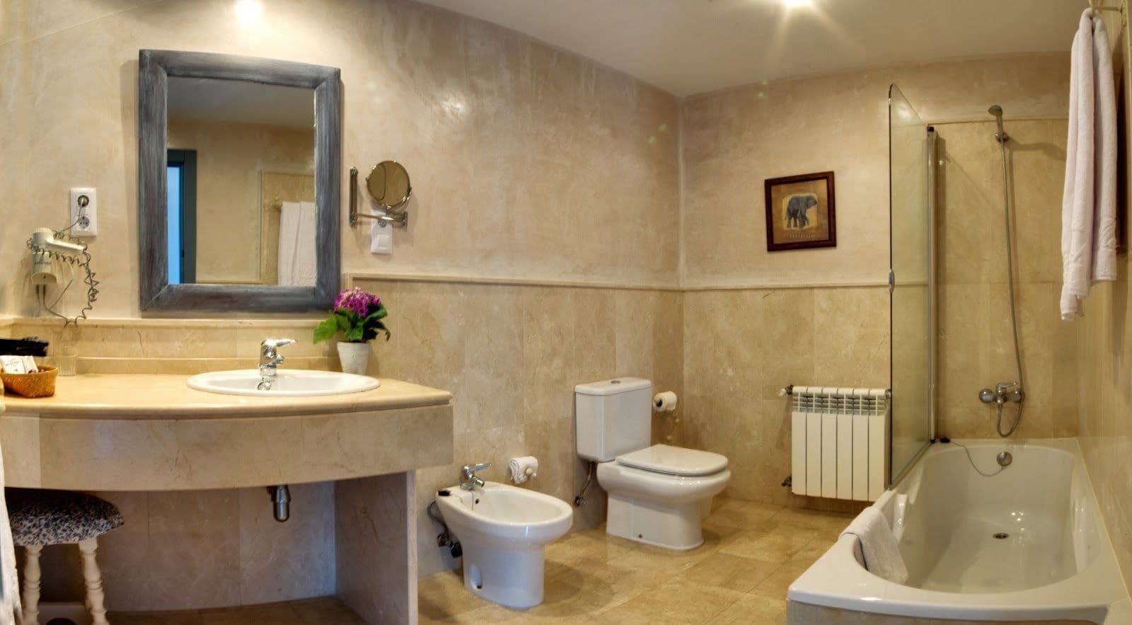 superior room, terrace | bathroom | shower, hair dryer, bidet, towels