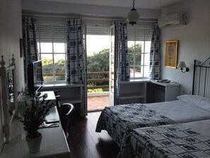 Doppelzimmer, Terrasse | Minibar, Zimmersafe, kostenlose Babybetten, Zustellbetten