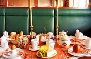 Buffet breakfast for a fee on weekends - Hotel Schild (Vienna)