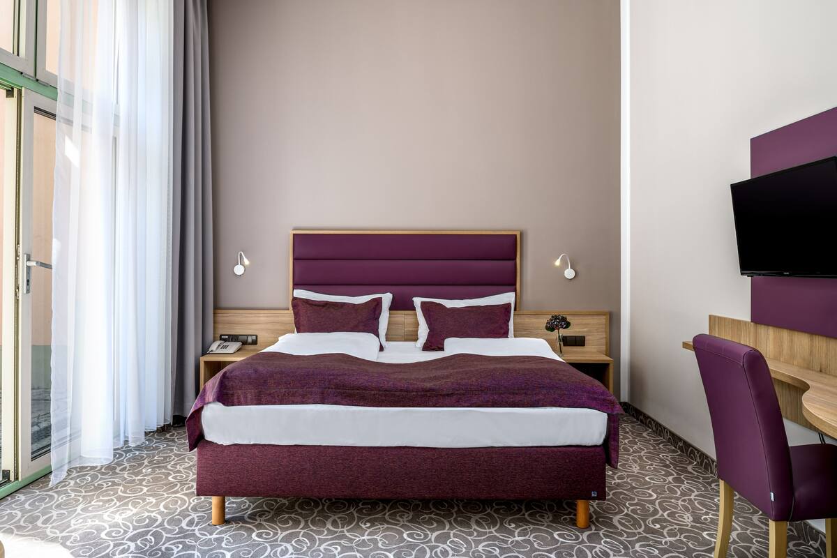 Classic Double Room | Hypo-allergenic bedding available, minibar, in-room safe, desk