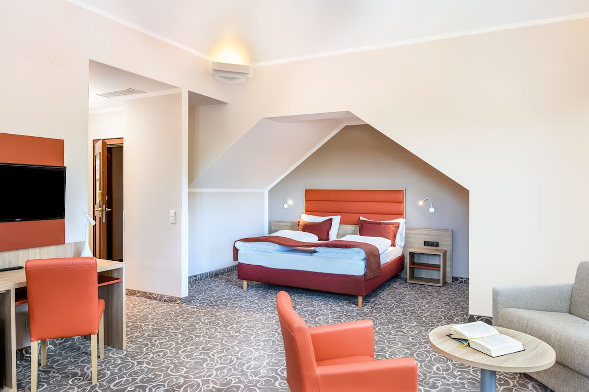 1 bedroom, hypo-allergenic bedding, minibar, in-room safe
