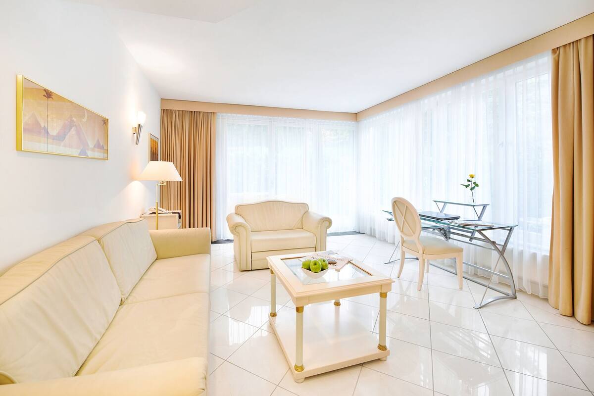 Apartment | Hypo-allergenic bedding available, minibar, in-room safe, desk