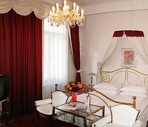 In-room safe, rollaway beds, WiFi - Hotel Schweizerhof (Vienna)