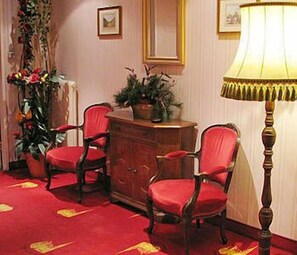 Lobby sitting area - Hotel Schweizerhof (Vienna)