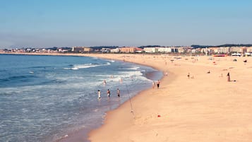 Vlak bij het strand, wit zand, strandlakens