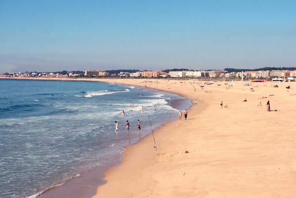 Plage à proximité, sable blanc, serviettes de plage