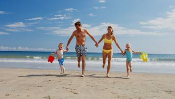 Una playa cerca, arena blanca, toallas de playa