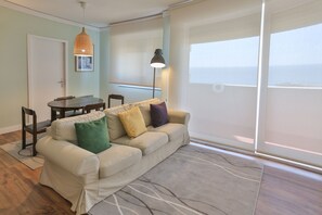 Appartement supérieur, 1 chambre, vue sur l’océan | Salle de séjour | Téléviseur ACL