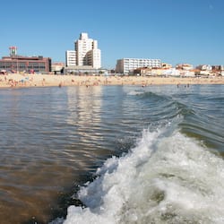 Una playa cerca, arena blanca, toallas de playa