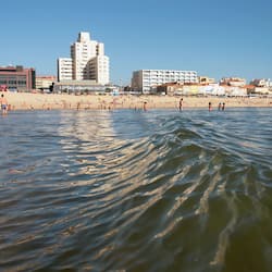 Una playa cerca, arena blanca, toallas de playa