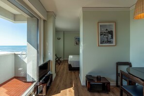 Cortinas blackout, insonorización y tabla de planchar con plancha 
