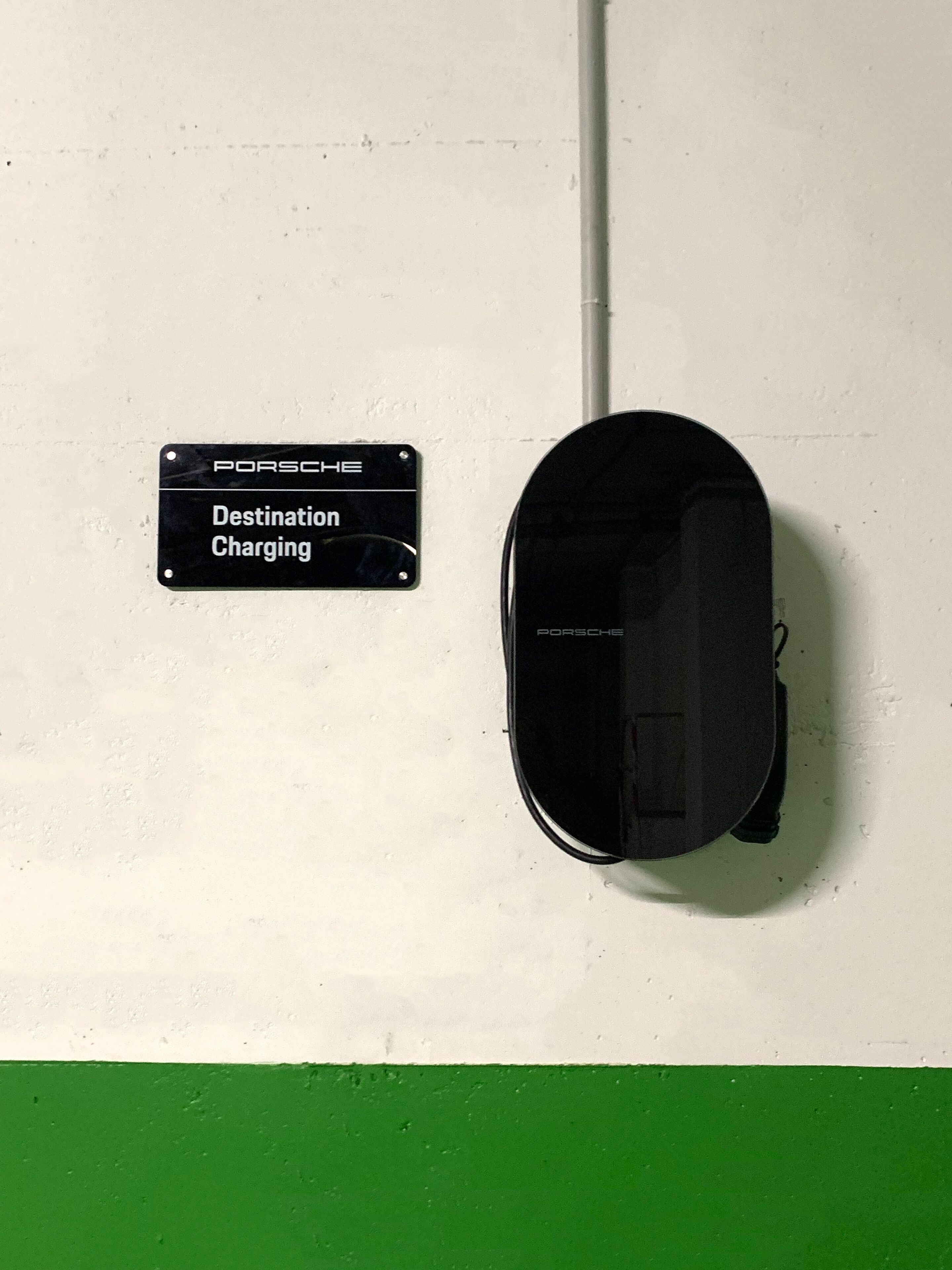Una estación de carga para destinos, con un letrero que dice 'PORSCHE Destination Charging'.