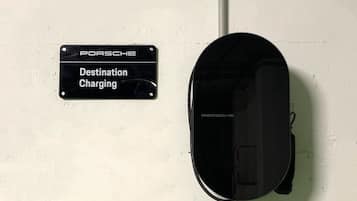 Una estación de carga para destinos, con un letrero que dice 'PORSCHE Destination Charging'.