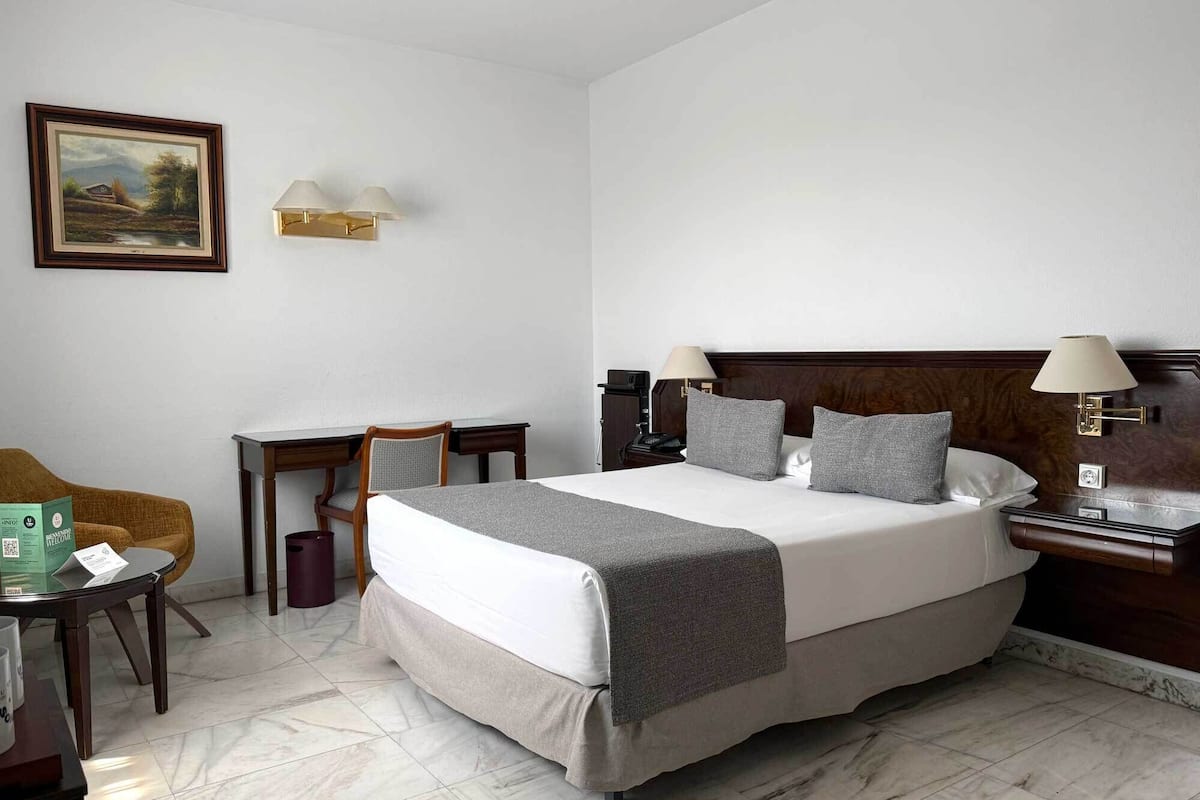Premium Double Room, 1 Double Bed (PARKING GRATUITO) | Premium bedding, in-room safe, desk, laptop workspace