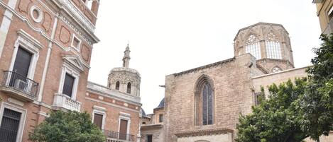 Ein historisches Gebäude mit einem markanten Bogenportal und einem Glockenturm.