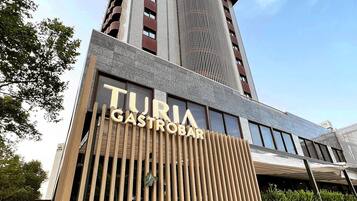 Un edificio moderno con un letrero que dice 'TURIA GASTROBAR'.