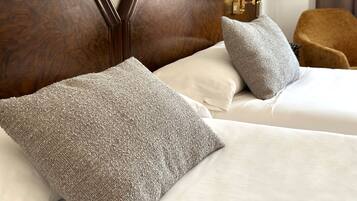 Literie de qualité supérieure, coffres-forts dans les chambres, bureau