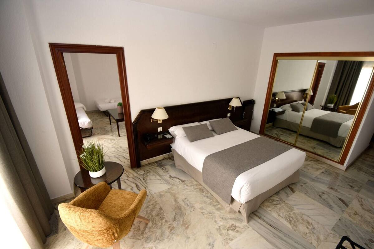 Premium bedding, in-room safe, desk, laptop workspace