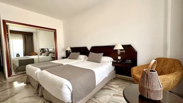 Ropa de cama de alta calidad y caja de seguridad en la habitación