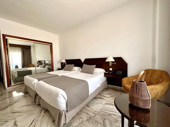 Premium bedding, in-room safe, desk, laptop workspace - Hotel Turia Valencia (Valencia)