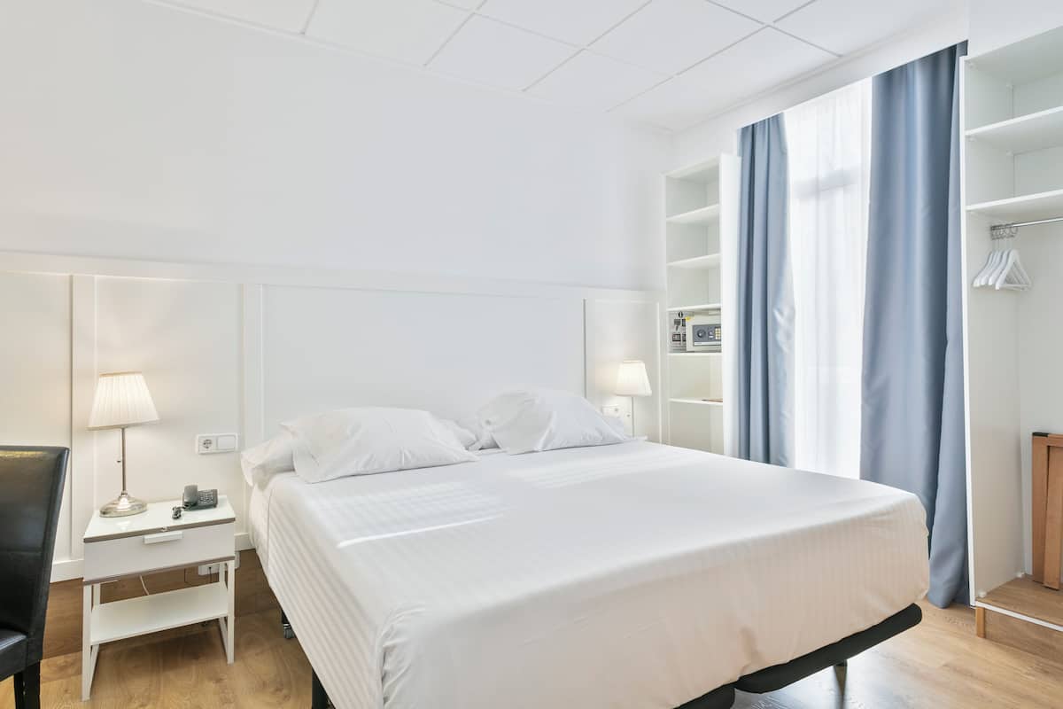 Standard Double or Twin Room, 1 Bedroom, City View | 1 bilik tidur, peti besi dalam bilik, dihias secara berasingan