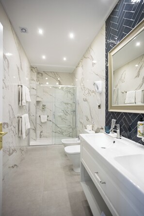 Superior Suite | Bathroom | Free toiletries, hair dryer, towels - Venecia Plaza Centro Hotel (Valencia)