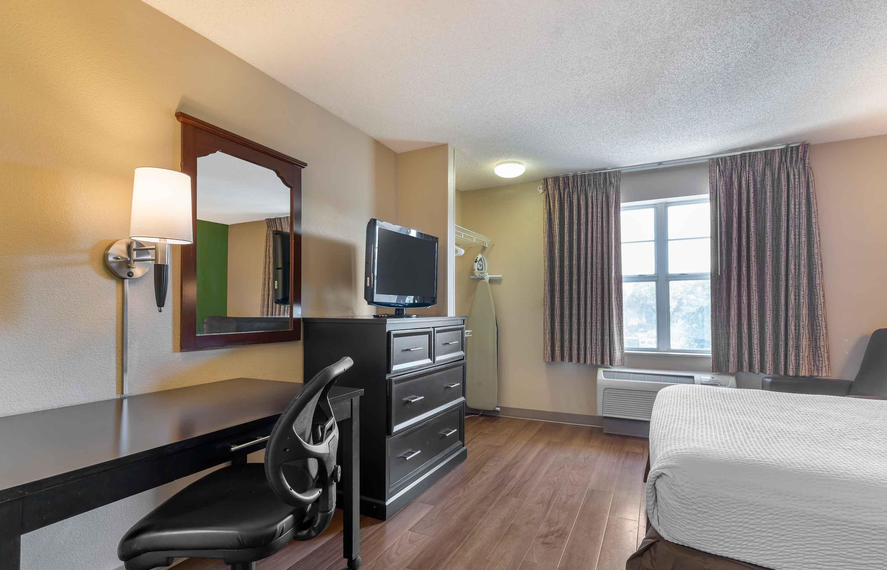 Studio, 1 Queen Bed | Desk, iron/ironing board, free WiFi, bed sheets