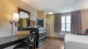Studio, 1 Queen Bed | Desk, iron/ironing board, WiFi (free), bed sheets