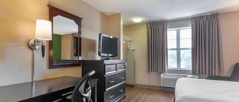 Studio, 1 Queen Bed | Desk, iron/ironing board, WiFi (free), bed sheets
