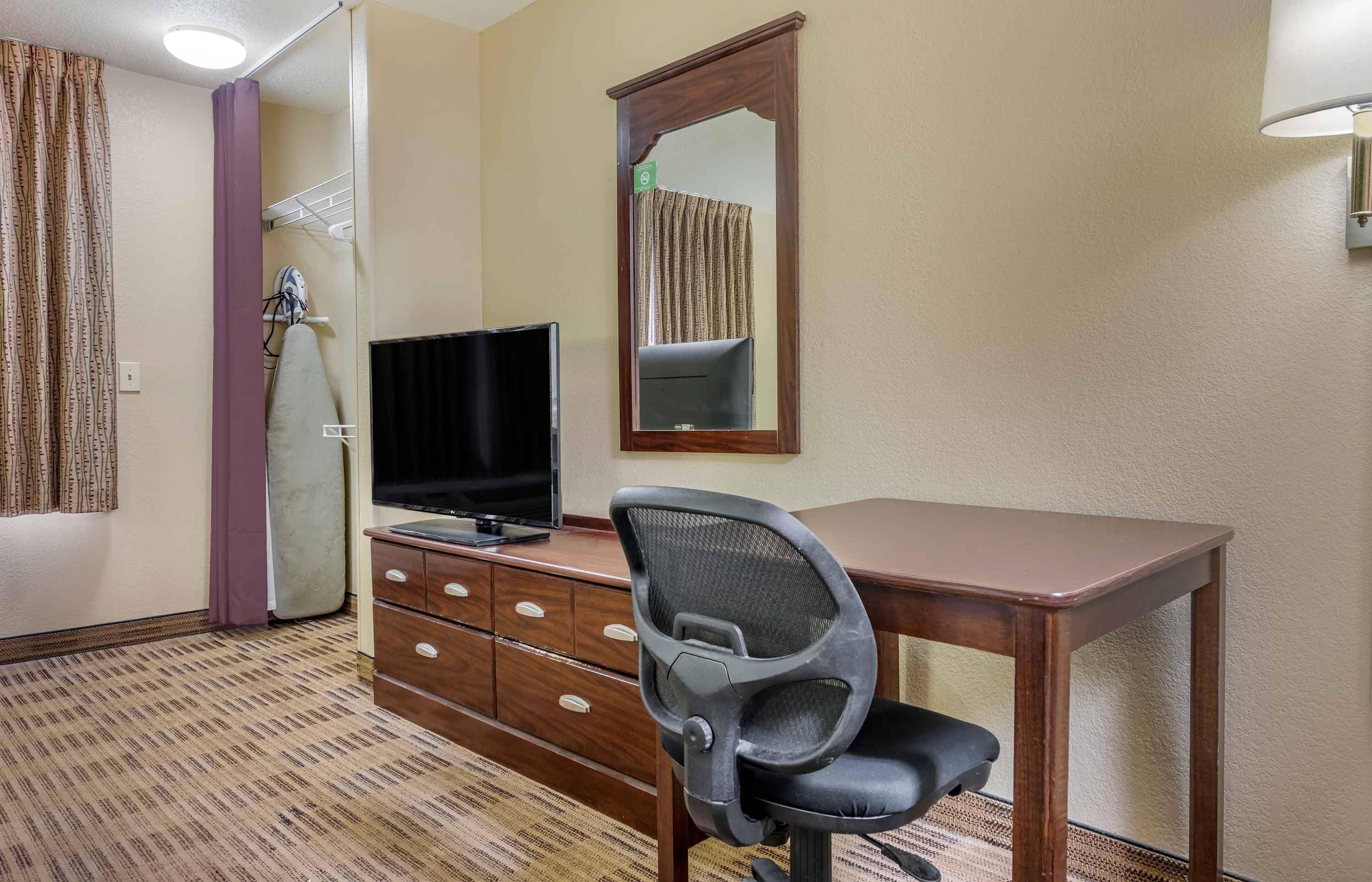 Studio, 1 Queen Bed, Roll-in Shower | Desk, iron/ironing board, WiFi (free), bed sheets