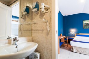 Bathtub, bidet, towels