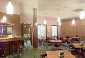Petit déjeuner continental (6 EUR par personne)