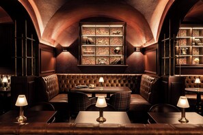 4 bars/lounges