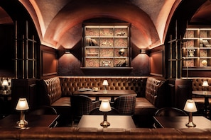 4 Bars/Lounges