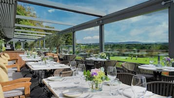 2 restaurants, breakfast served