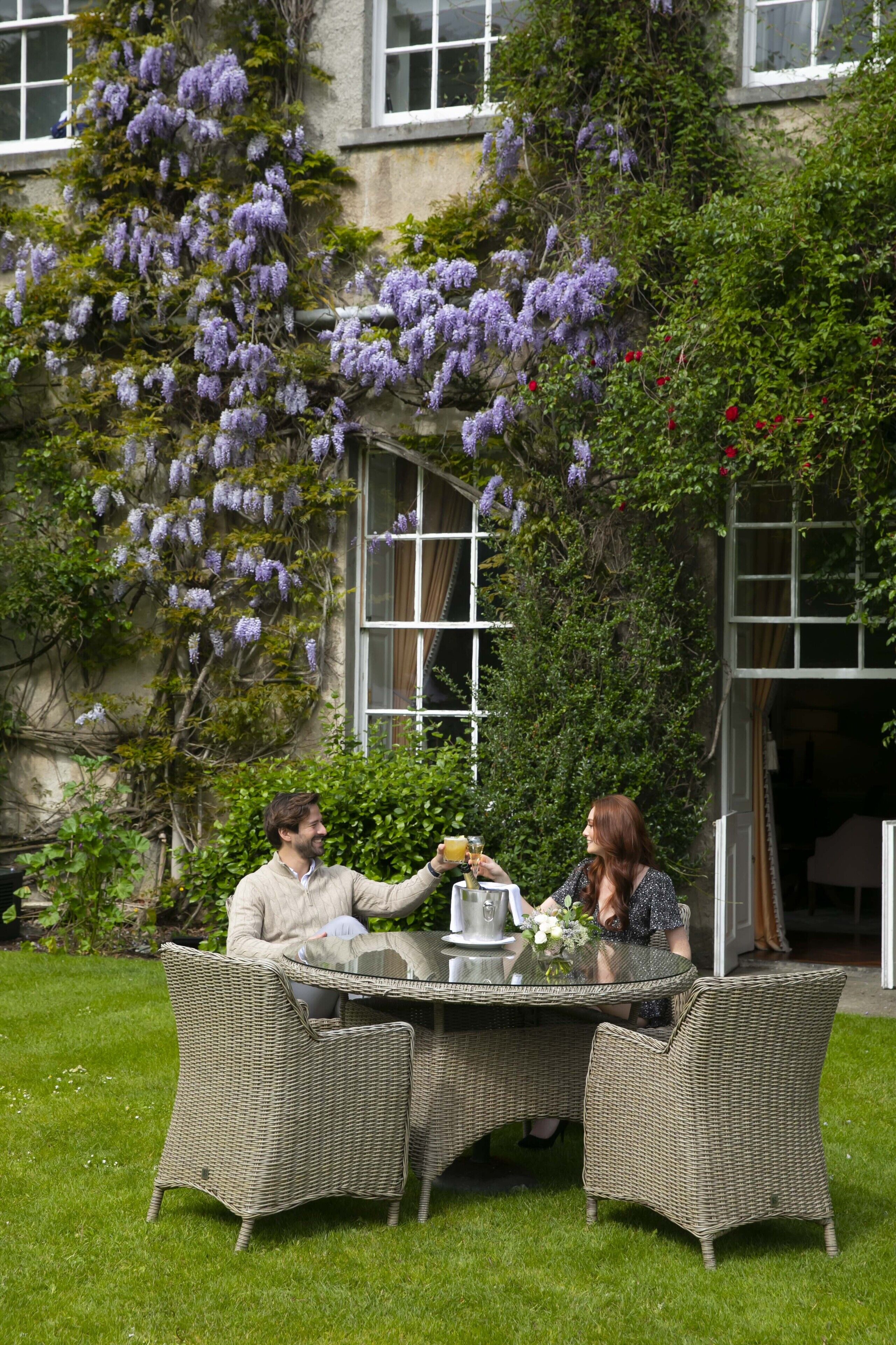 2 restaurants, breakfast served