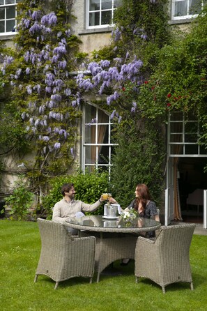 2 restaurantes, é servido café da manhã