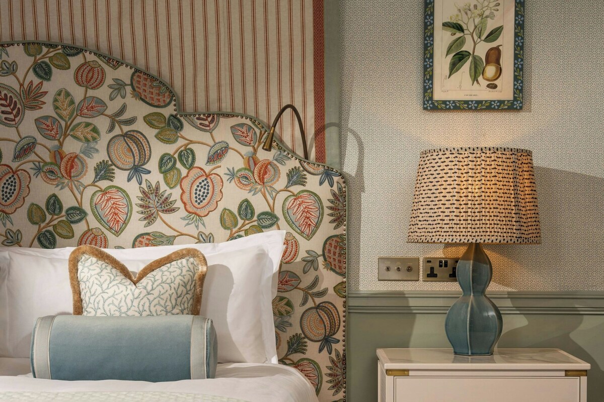 Manor House Riverview, Suite, 1 King | Hypo-allergenic bedding available, in-room safe, desk, laptop workspace
