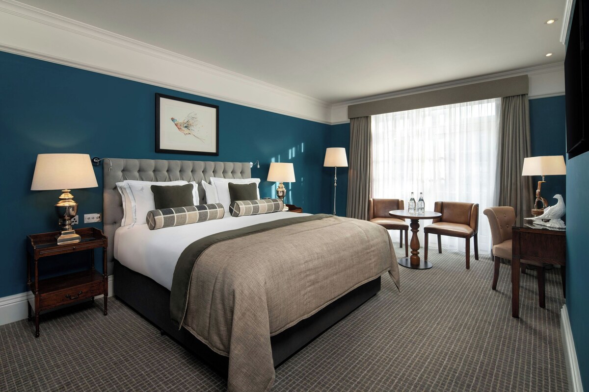Room, 1 King Bed, Courtyard View | Hypo-allergenic bedding available, in-room safe, desk, laptop workspace