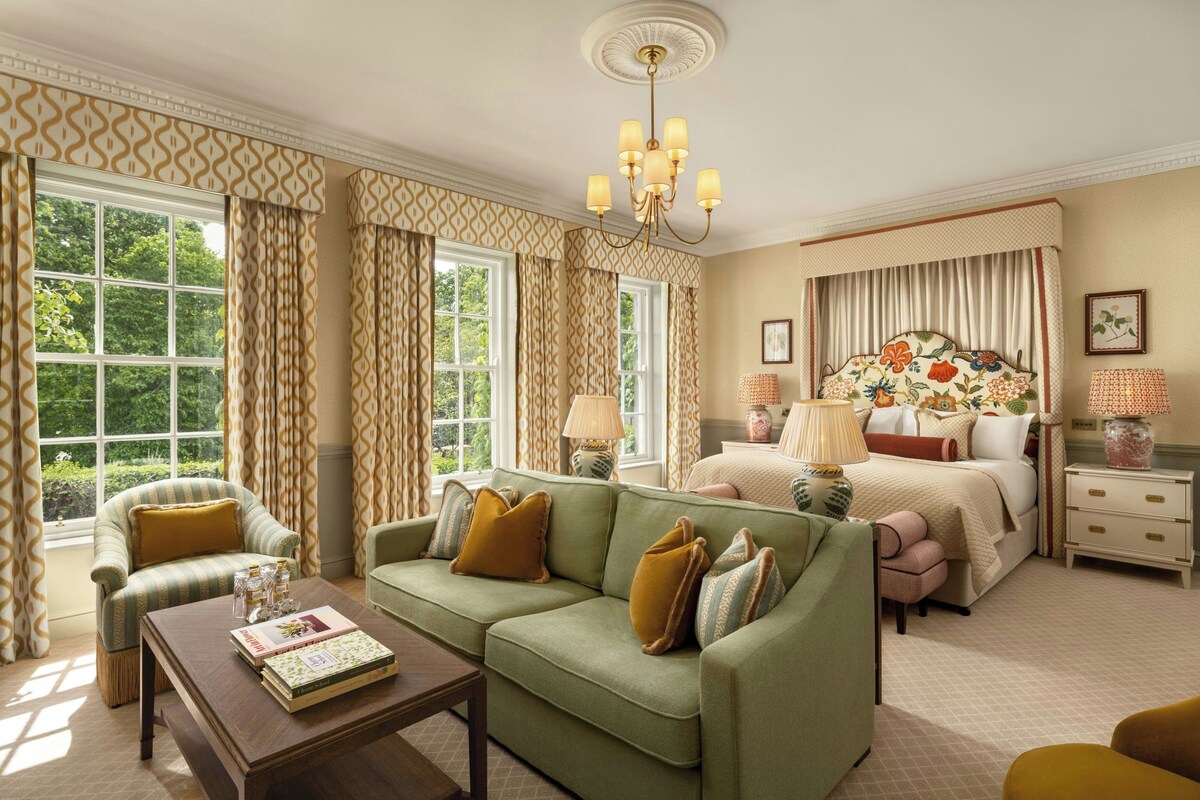 Manor House, Suite, 1 King | Hypo-allergenic bedding available, in-room safe, desk, laptop workspace