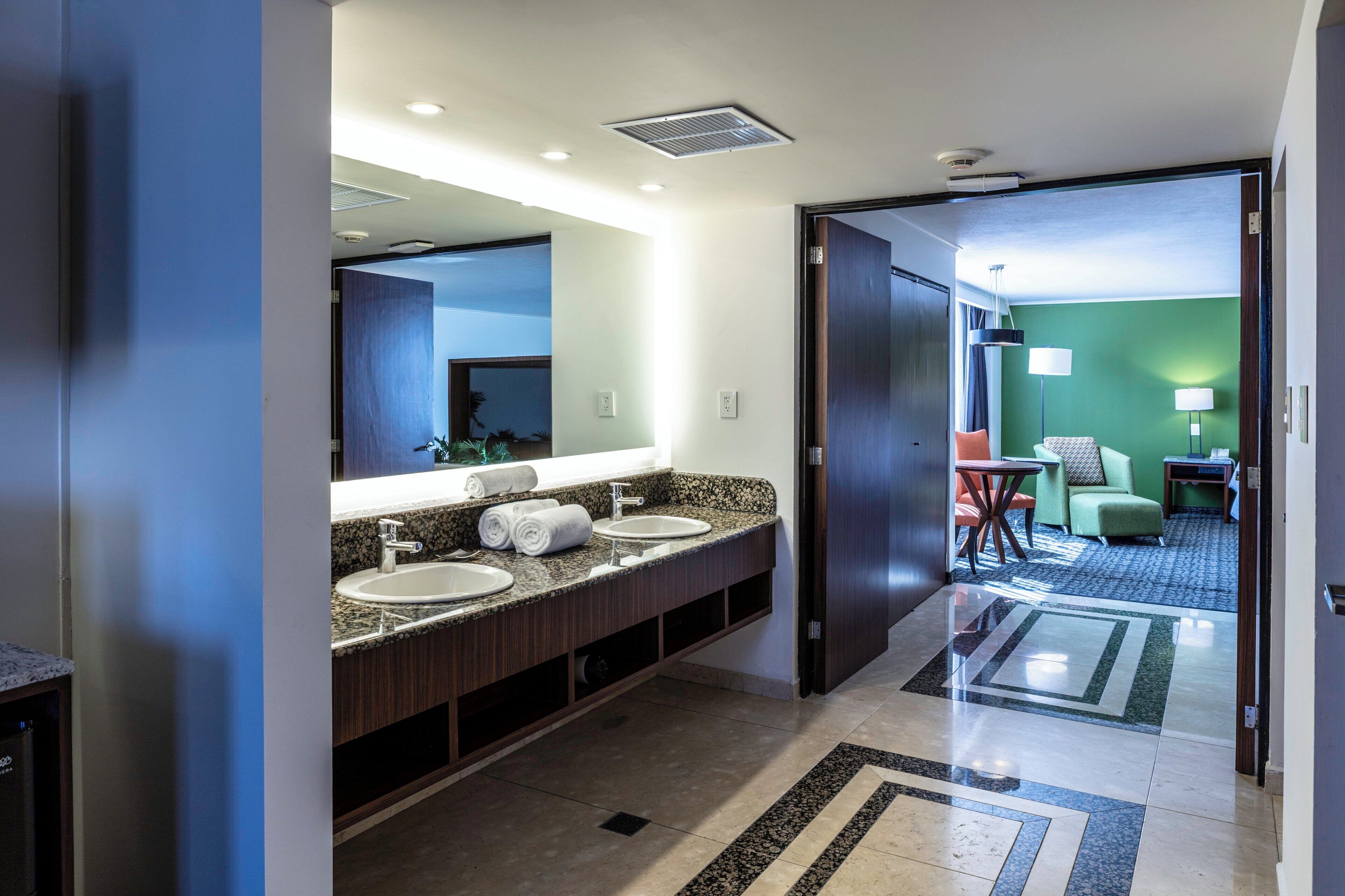 Suíte, 1 quarto | Cofres nos quartos, escrivaninha, ferros/tábuas de passar roupa