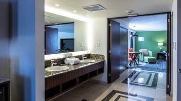 Suite, 1 habitación | Caja de seguridad en la habitación y escritorio