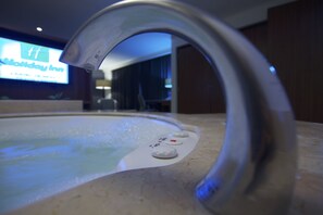 套房, 1 间卧室 | 客房内保险箱、办公桌、熨斗/熨衣板、免费 WiFi