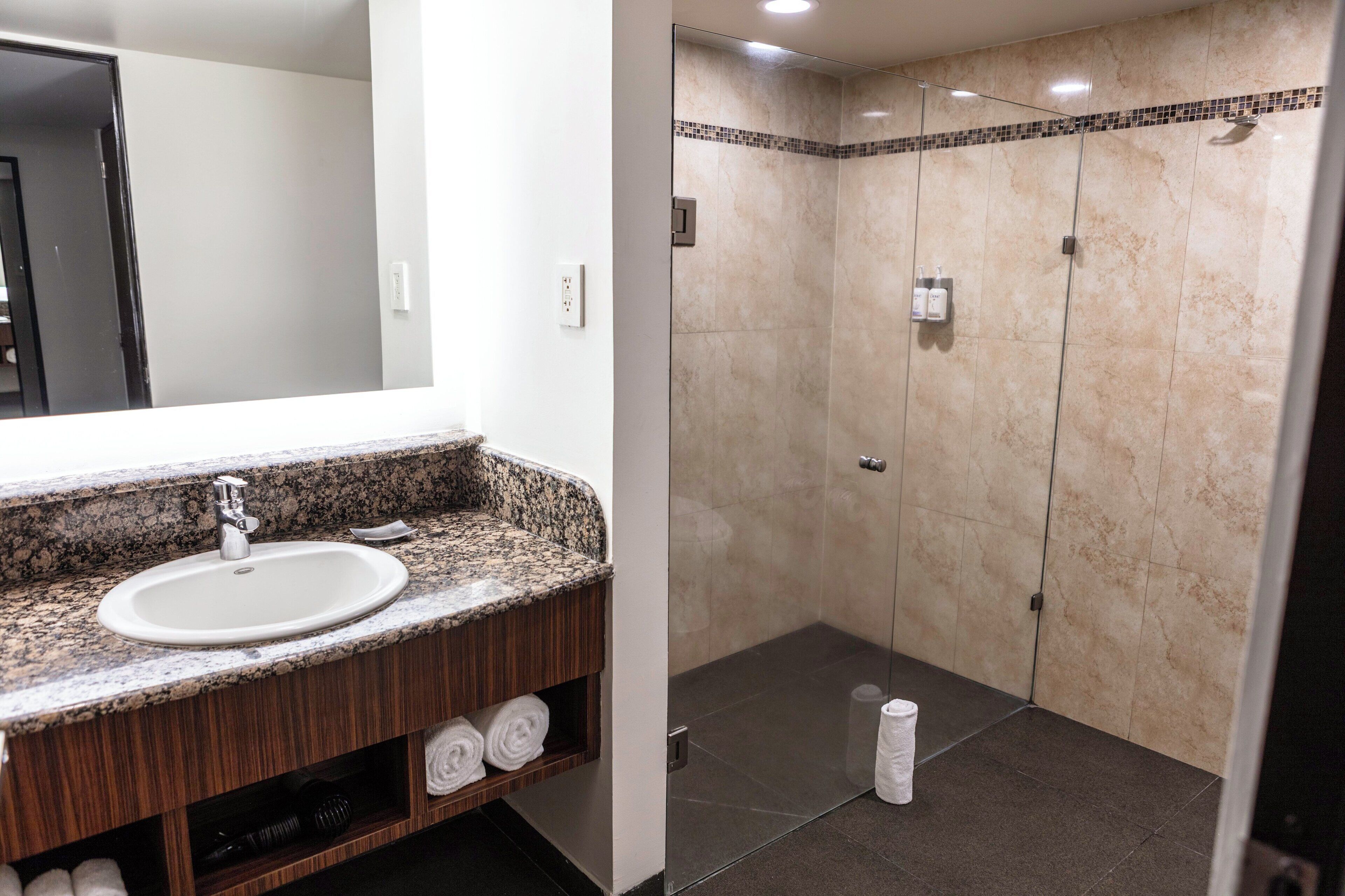 Cofres nos quartos, escrivaninha, ferros/tábuas de passar roupa