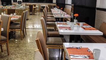 Café da manhã com buffet todos os dias mediante uma taxa