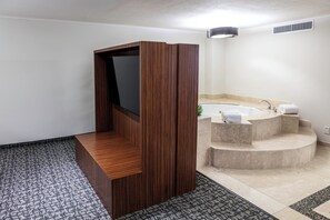 套房, 1 間臥室 | 客房內保險箱、書桌、熨斗/熨衣板、免費無線上網