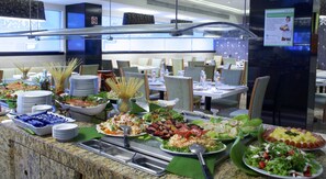 供应早餐、午餐和晚餐,国际美食