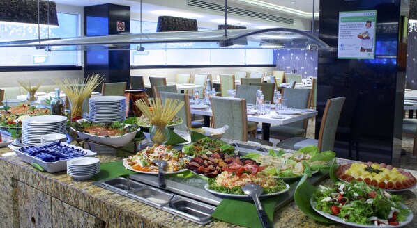 Déjeuner, dîner et souper servis sur place; cuisine internationale 